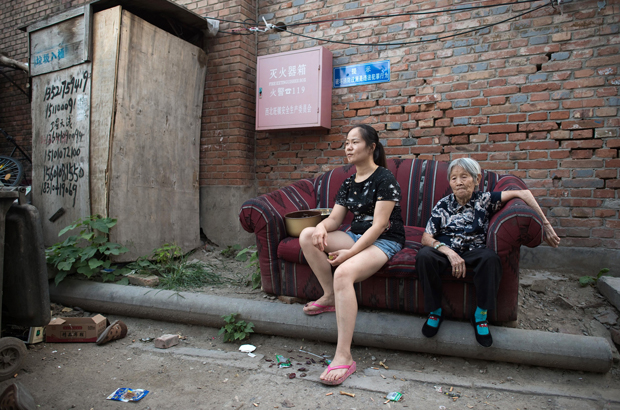 China, pobreza, corrupção, xiaokang, Partido Comunista Chinês - Chinesas numa rua de um vilarejo de imigrante na periferia de Pequim em 7 de setembro de 2017 (Nicolas Asfouri/AFP/Getty Images)