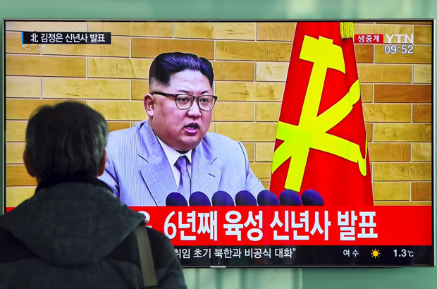 Coreia do Norte, Unha-3, programa nuclear, Kim Jong-un, ICBM - Um homem assiste a um noticiário retratando o discurso de Ano Novo do ditador norte-coreano Kim Jong-un, numa estação ferroviária em Seul, em 1º de janeiro de 2018 (Jung Yeon-je/AFP/Getty Images)