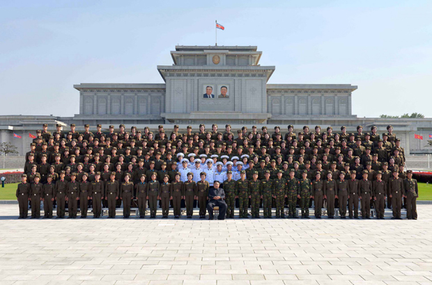 Coreia do Norte, Kim Jong-un, desertor, suicídio, programa nuclear - O líder norte-coreano Kim Jong-un (centro, na primeira fila) participa de uma sessão fotográfica com participantes da 4ª conferência de secretários ativos de organizações primárias da liga da juventude do Exército Popular da Coreia em Pyongyang, nesta imagem não datada publicada pela mídia estatal KCNA em 2 de setembro de 2017 (AFP/KCNA)