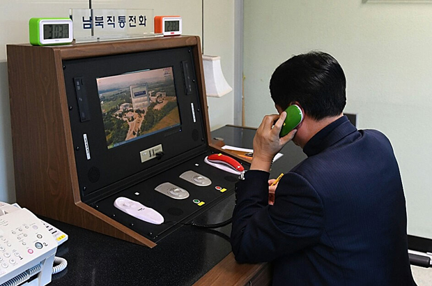 Coreia do Norte, Coreia do Sul, diálogos, conversações - Um funcionário do governo sul-coreano verifica a linha direta de comunicações para comunicar-se com o lado norte-coreano na aldeia fronteiriça de Panmunjom, na Coreia do Sul, em 3 de janeiro de 2018 (Ministério da Unificação da Coreia do Sul via Getty Images)