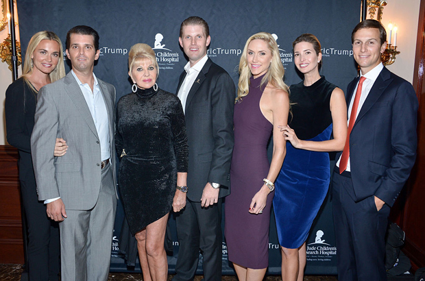 EUA, Donald Trump, Twitter, rascimo, Ivana Trump, tendenciosidade - (esq.-dir.) Vanessa Trump, Donald Trump Jr., Ivana Trump, Eric Trump, Lara Trump, Ivanka Trump e Jared Kushner participam do 9º Jantar e Leilão de Golfe Anual da Fundação Eric Trump no Clube Nacional de Golfe Trump de Westchester, em Briarcliff Manor, Nova York, em 21 de setembro de 2015 (Grant Lamos IV/Getty Images)