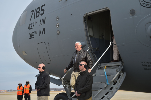 EUA, Trump, Paquistão, terrorismo, talibã, Afeganistão - O vice-presidente estadunidense Mike Pence retorna de uma visita surpresa à Base Aérea de Bagram no Afeganistão em 22 de dezembro de 2017 (Mandel Ngan/AFP/Getty Images)