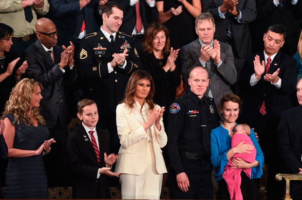 Estados Unidos, Donald Trump, Estado da União, imigração, estilo americano - A primeira-dama Melania Trump aplaude enquanto o presidente norte-americano Donald Trump pronuncia seu discurso do Estado da União no Capitólio em Washington, D.C., em 30 de janeiro de 2018 (Saul Loeb/AFP/Getty Images)