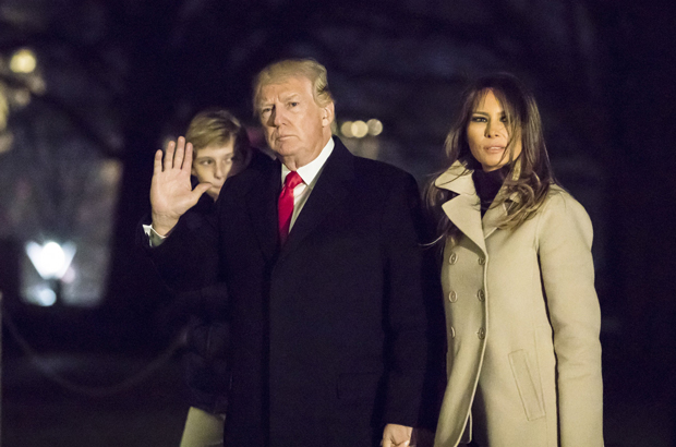 EUA, Trump, FBI, mensagens, conspiração, golpe - O presidente norte-americano Donald Trump, a primeira-dama Melania Trump e seu filho Barron Trump chegam à Casa Branca em Washington, D.C., em 1º de janeiro de 2018 (Samira Bouaou/The Epoch Times)