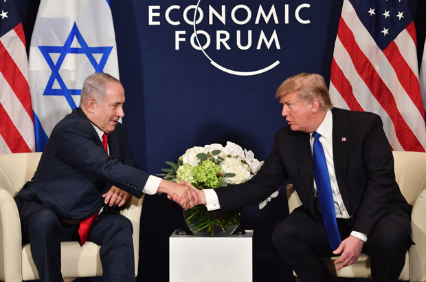 EUA, Trump, Davos, Fórum Econômico Mundial - O presidente norte-americano Donald Trump cumprimenta o primeiro-ministro israelense Benjamin Netanyahu durante uma reunião bilateral em paralelo ao encontro anual do Fórum Econômico Mundial em Davos, na Suíça, em 25 de janeiro de 2018 (Nicholas Kamm/AFP/Getty Images)