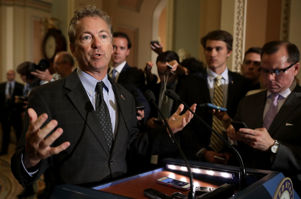 EUA, Trump, imigração, DACA, racismo, Haiti - O senador Rand Paul (R-Ky.) fala com jornalistas no Capitólio, em Washington, D.C., em 18 de julho de 2017 (Chip Somodevilla/Getty Images)