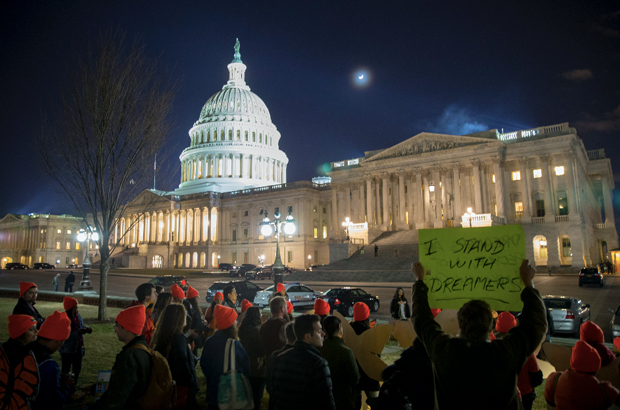 EUA, Trump, imigração, vistos, DACA, família, anistia - Apoiadores da DACA protestam em frente do Capitólio em Washington, D.C., em 21 de janeiro de 2018 (Tasos Katopodis/Getty Images)