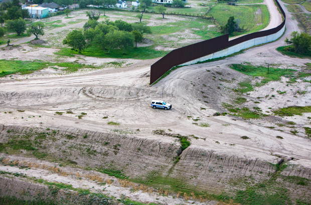 EUA, Trump, orçamento, paralisia do governo, militares - Uma parte do muro de fronteira no Vale do Rio Grande, Texas, em 30 de maio de 2017 (Benjamin Chasteen/The Epoch Times)