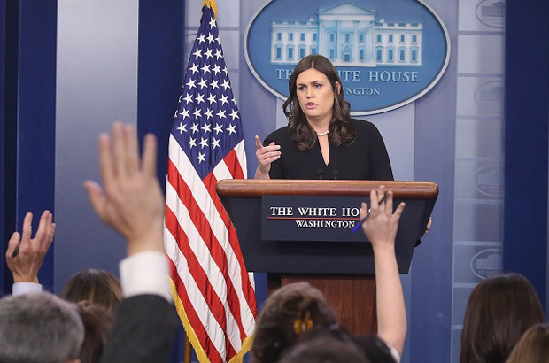 EUA, Trump, orçamento, paralisia do governo, militares - A secretária de imprensa da Casa Branca, Sarah Huckabee Sanders, responde a questões da mídia durante uma conferência de imprensa na Casa Branca em 12 de dezembro de 2017 (Mark Wilson/Getty Images)