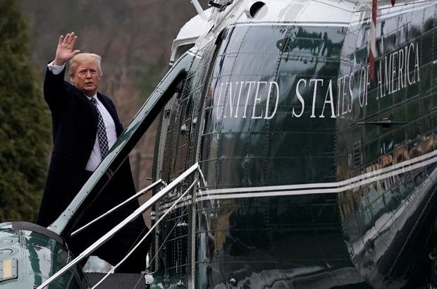 EUA, Trump, exame médico, saúde - O presidente estadunidense Donald Trump acena enquanto embarca no helicóptero Marine One, partindo para seu exame físico anual no Centro Médico-Militar Nacional Walter Reed em Bethesda, Maryland, em 12 de janeiro de 2018 (Yuri Gripas/Reuters)