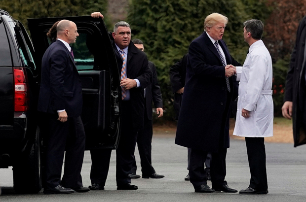 EUA, Trump, exame médico, saúde - O presidente estadunidense Donald Trump cumprimenta o Dr. Ronny Jackson após seu exame físico anual no Centro Médico-Militar Nacional Walter Reed em Bethesda, Maryland, em 12 de janeiro de 2018 (Yuri Gripas/Reuters)