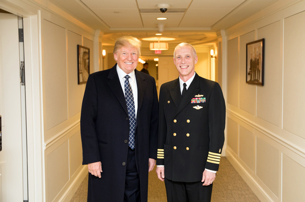 EUA, Trump, exame médico, saúde - O presidente estadunidense Donald Trump (esq.) com o capitão Mark Kobelja, diretor do Centro Médico-Militar Nacional Walter Reed, em Bethesda, Maryland, em 12 de janeiro de 2018, após o exame anual do presidente na unidade médica (Shealah Craighead/Casa Branca)