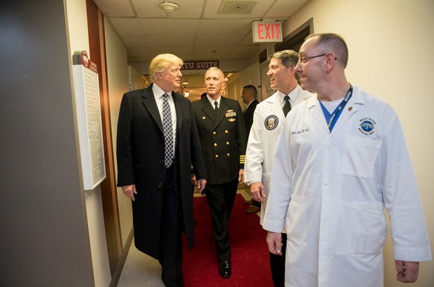 EUA, Trump, exame médico, saúde - O presidente estadunidense Donald Trump fala com (esq.-dir.) o capitão Mark Kobelja, o diretor do Centro Médico-Militar Nacional Walter Reed; o Dr. Ronny Jackson, médico do presidente; e o Dr. James Jones, médico do presidente e diretor-médico da Unidade de Avaliação e Tratamento Médico em Bethesda, Maryland, em 12 de janeiro de 2018, após o exame anual do presidente na unidade médica (Shealah Craighead/Casa Branca)