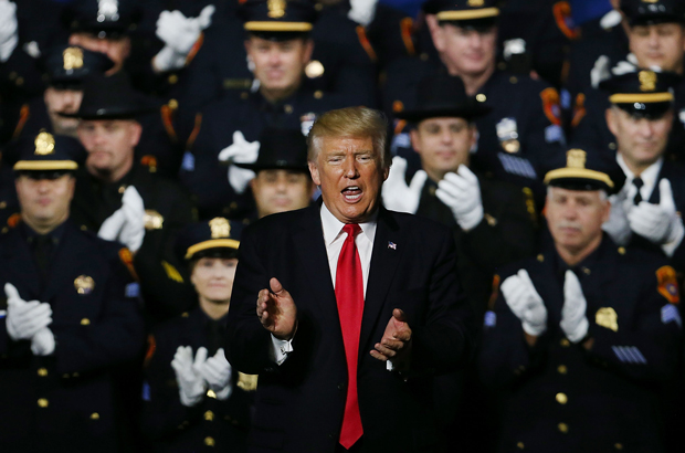 EUA, Trump, crime, violência, indiciamento, homicídio, estupro, tráfico humano, tráfico de drogas - O presidente norte-americano Donald Trump fala com funcionários da aplicação da lei em Long Island, Nova York, em 28 de julho de 2017 (Spencer Platt/Getty Images)