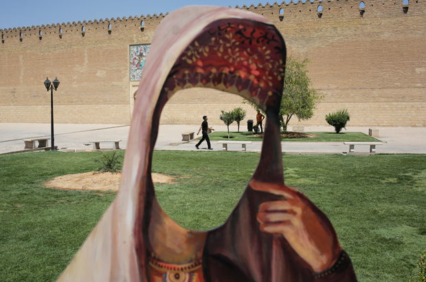 Irã, censura, tirania, regime islâmico, mudança de regime - O recorte de uma mulher em vestimentas iranianas em frente ao Palácio Karim Khani em Shiraz, Irã, em 29 de maio de 2014 (John Moore/Getty Images)