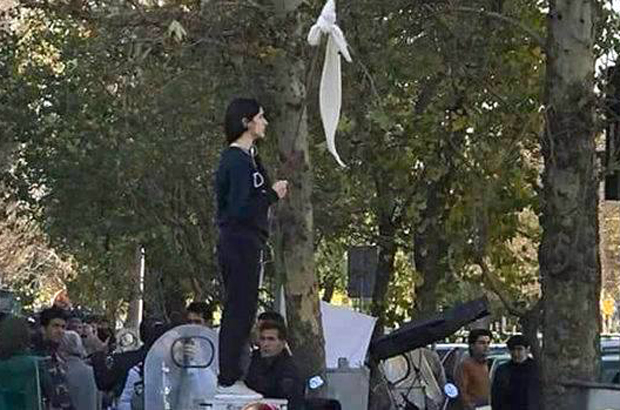 Irã, islã, islamismo, protestos, desemprego, corrupção, terror - Uma mulher iraniana removeu seu hijab, ou véu facial, e colocou-o num galho durante protestos nas ruas de Teerã, capital do Irã (Facebook)