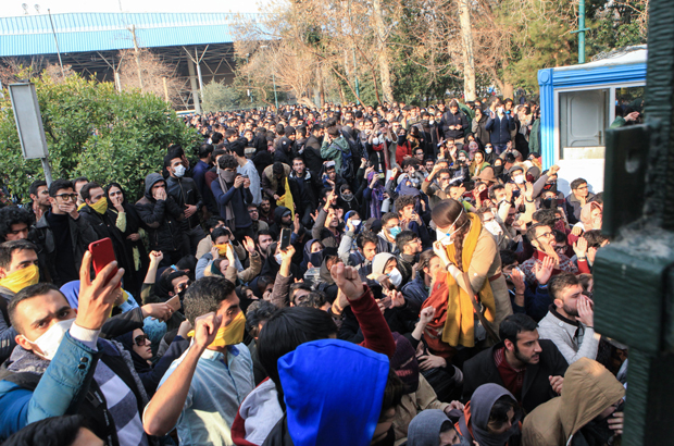 Irã, islã, islamismo, protestos, desemprego, corrupção, terror - Estudantes iranianos protestam na Universidade de Teerã, na capital do Irã, durante uma manifestação em 30 de dezembro de 2017 (STR/AFP/Getty Images)