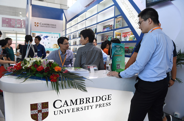 China, Springer Nature, Tencent, censura, liberdade acadêmica - Pessoas se reúnem num estande da Cambridge University Press numa Feira Internacional do Livro em Pequim em 23 de agosto de 2017 (Greg Baker/AFP/Getty Images)