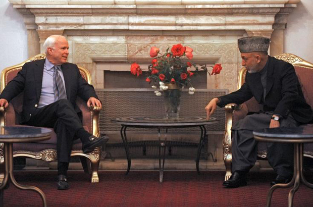 guerra, bancos, economia, pobreza, destruição, dívida, interesse, juros - O presidente afegão Hamid Karzai (dir.) conversa com o senador estadunidense John MacCain (esq.) no palácio presidencial em Kabul em 10 de novembro de 2010 (Massoud Hossaini/AFP/Getty Images)