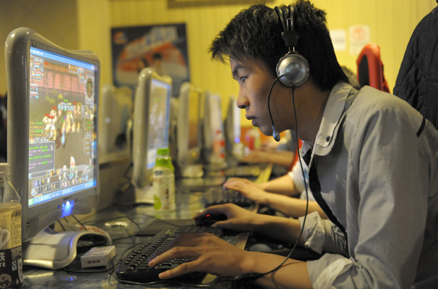 China, empreendedorismo, Mao Kankan, suicídio - Um chinês joga jogos online num cibercafé em Pequim em 27 de fevereiro de 2010 (Liu Jin/AFP/Getty Images)