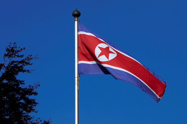 Coreia do Norte, sanções, petróleo, carvão, venda de armas, Myanmar, Síria - Uma bandeira norte-coreana na Missão Permanente da Coreia do Norte em Genebra em 2 de outubro de 2014 (Denis Balibouse/Reuters)
