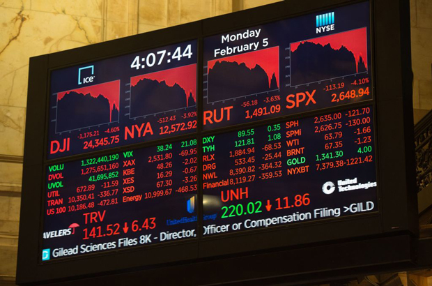 Estados Unidos, Donald Trump, economia, Dow Jones, bolsa de valores, mercado de ações - Um telão informa os números do Índice Industrial Dow Jones na Bolsa de Valores de Nova York em 5 de fevereiro de 2018 (Bryan R. Smith/AFP/Getty Images)