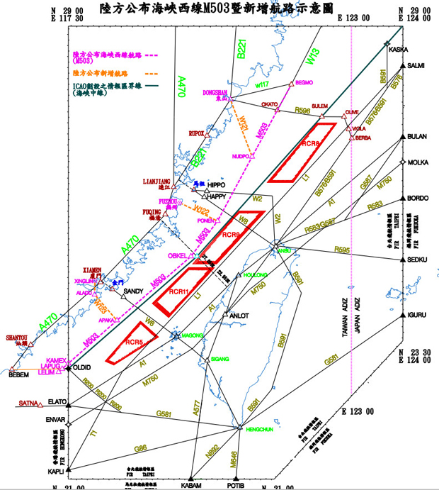 Taiwan, China, M503, segurança - A controversa rota aérea M503 (mostrada em roxo), que passa extremamente próxima da linha central do Estreito de Taiwan (verde escuro), e é adjacente aos espaços aéreos restritos (caixas vermelhas) do lado de Taiwan que foram declarados fora dos limites pela Força Aérea de Taiwan por razões de autodefesa (Administração de Aeronáutica Civil de Taiwan)